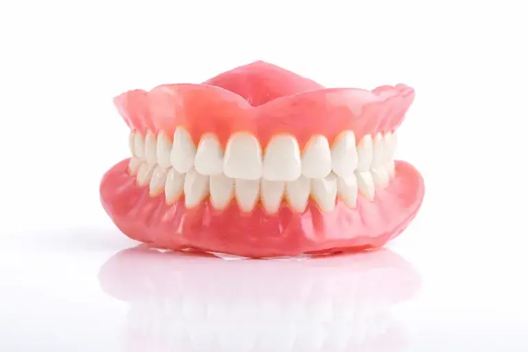 یک دست کامل دندان مصنوعی مدرن با ظاهری طبیعی، ساختهشده در Texas Dental Center.