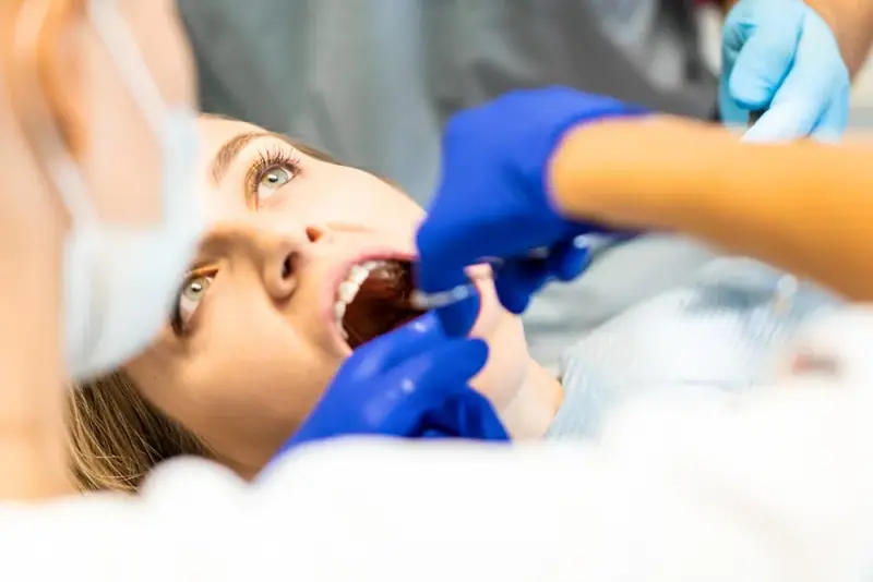 دندانپزشک و بیمار در حین معاینه معمول در Texas Dental Center هیوستون