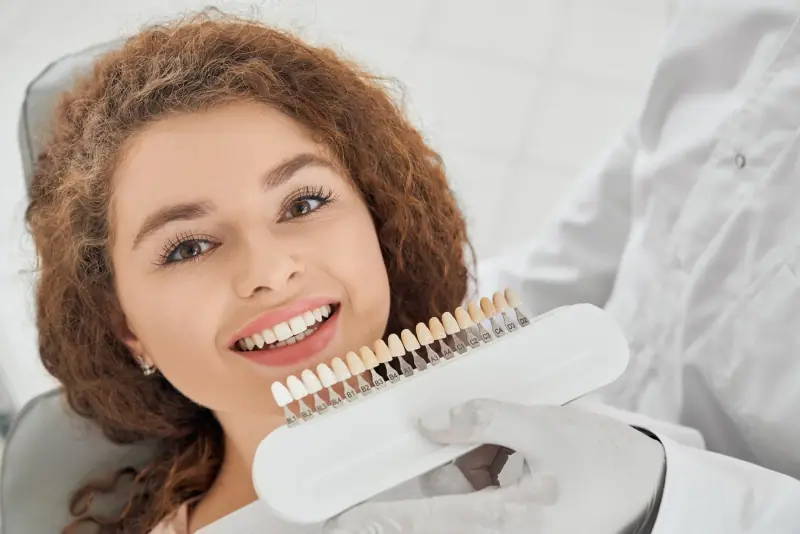 امرأة بابتسامة مشرقة وطبيعية